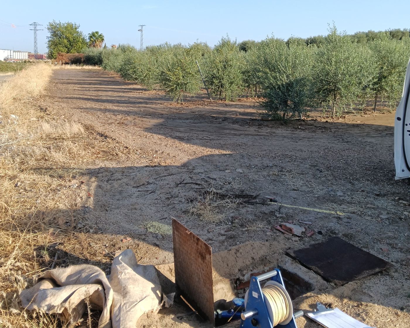 Medida de nivel en un pozo junto a un olivar
