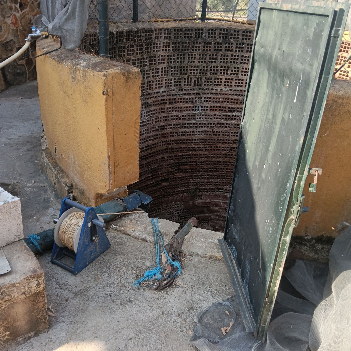 Sonda piezométrica preparada junto a un pozo excavado de ladrillo