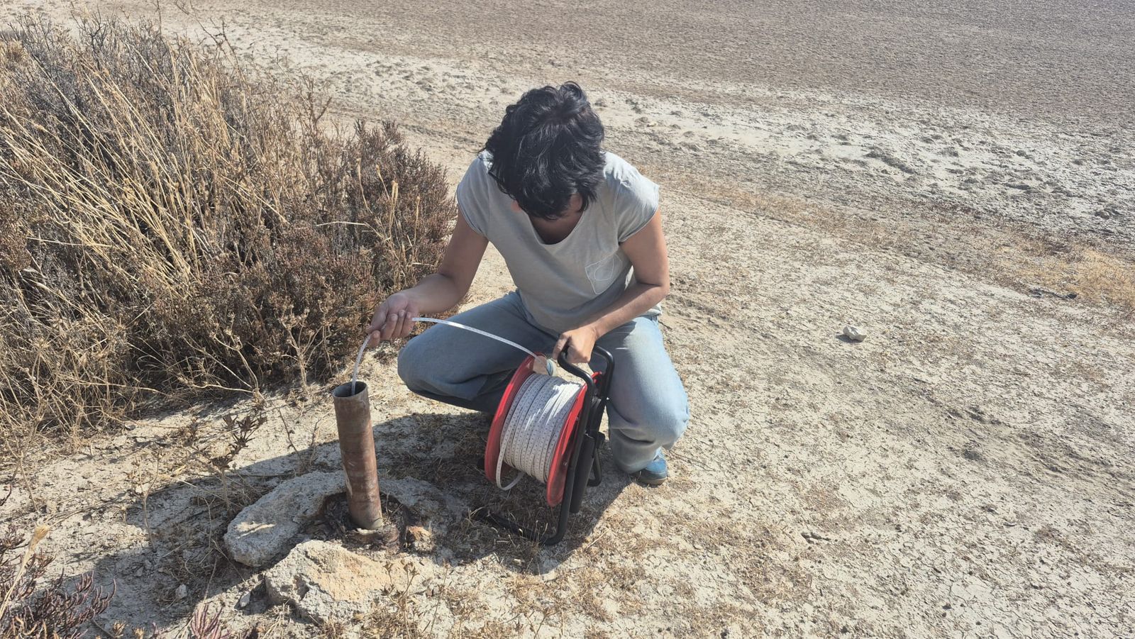 Gemma Sánchez midiendo el nivel del agua en un piezómetro con una sonda